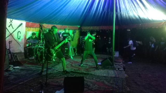 Nagłośnienie zespołów HC/punk z całego świata w czasie dwudniowego festiwalu w Atelier Wolimierz, 2018 r. Nagłośnienie Izero Hardcore Fest, Wolimierz, 2018 r.