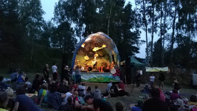 Nagłośnienie zespołów występujących na nietuzinkowej estradzie podczas Wędrownego Przeglądu Piosenki Polana, Janowice Wielkie, 2018 r. Nagłośnienie Wędrownego Przeglądu Piosenki Polana, Janowice Wielkie, 2018 r.