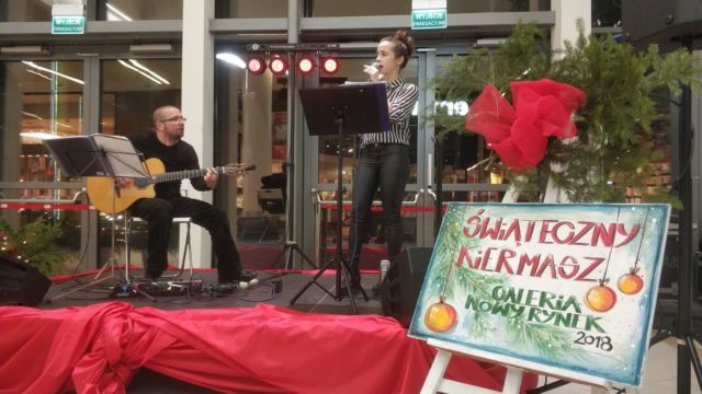 Nagłośnienie, scena i oświetlenie podczas Kiermaszu Świątecznego w centrum handlowym, Jelenia Góra, 2018 r. Nagłośnienie, scena i oświetlenie, Kiermasz Świąteczny Jelenia Góra, 2018 r.