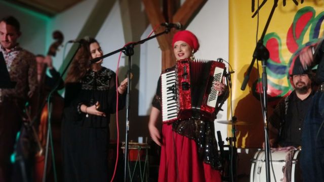 Nagłośnienie i oświetlenie przez BobSound koncertu zespołu Dikanda, BioRezydencja, Świeradów-Zdrój BobSound nagłośnienie, scena, oświetlenie Dikanda Świeradów-Zdrój