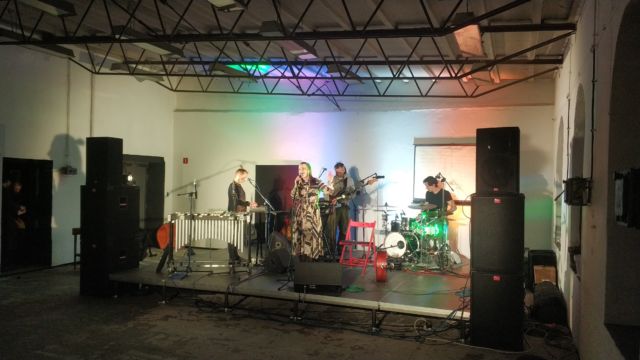 Nagłośnienie i oświetlenie przez BobSound koncertu zespołu Siostry Łotry, Otwarta Papiernia, Jelenia Góra, 2019 r. Nagłośnienie, oświetlenie, scena Jelenia Góra - Siostry Łotry