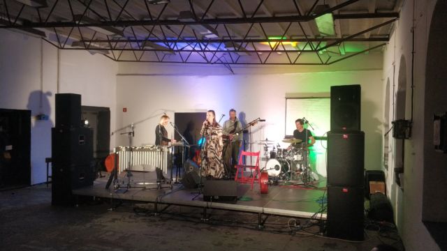 Nagłośnienie i oświetlenie przez BobSound koncertu zespołu Siostry Łotry, Otwarta Papiernia, Jelenia Góra, 2019 r. Nagłośnienie, oświetlenie, scena Jelenia Góra - Siostry Łotry