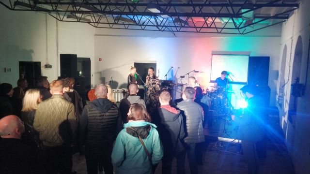 Nagłośnienie i oświetlenie przez BobSound koncertu zespołu Siostry Łotry, Otwarta Papiernia, Jelenia Góra, 2019 r. Nagłośnienie, oświetlenie, scena Jelenia Góra - Siostry Łotry