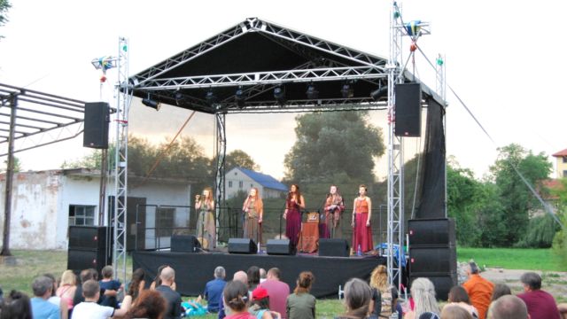 Technika estradowa BobSound podczas koncertu w ramach festiwalu "Strażnicy Tradycji", Siedlęcin, 2019 r. Technika estradowa BobSound podczas koncertu w ramach festiwalu "Strażnicy Tradycji", Siedlęcin, 2019 r.