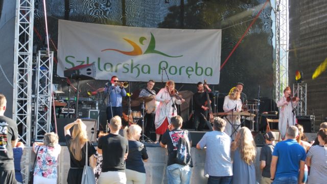 Technika estradowa (nagłośnienie, oświetlenie, obsługa techniczna imprezy) BobSound podczas koncertu Kapeli ze Wsi Warszawa, Szklarska Poręba. 2019 r. Technika estradowa BobSound podczas koncertu Kapeli ze Wsi Warszawa, Szklarska Poręba. 2019 r.