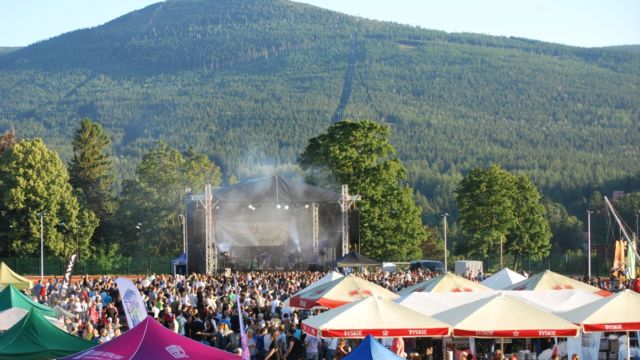 Technika estradowa (nagłośnienie, oświetlenie, obsługa techniczna imprezy) BobSound podczas koncertu Lao Che, Szklarska Poręba, 2019 Technika estradowa BobSound podczas koncertu Lao Che, Szklarska Poręba, 2019